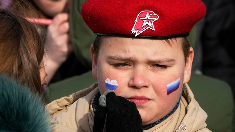 Putin tours devastated Mariupol by helicopter amid Crimea ‘celebration’ weekend